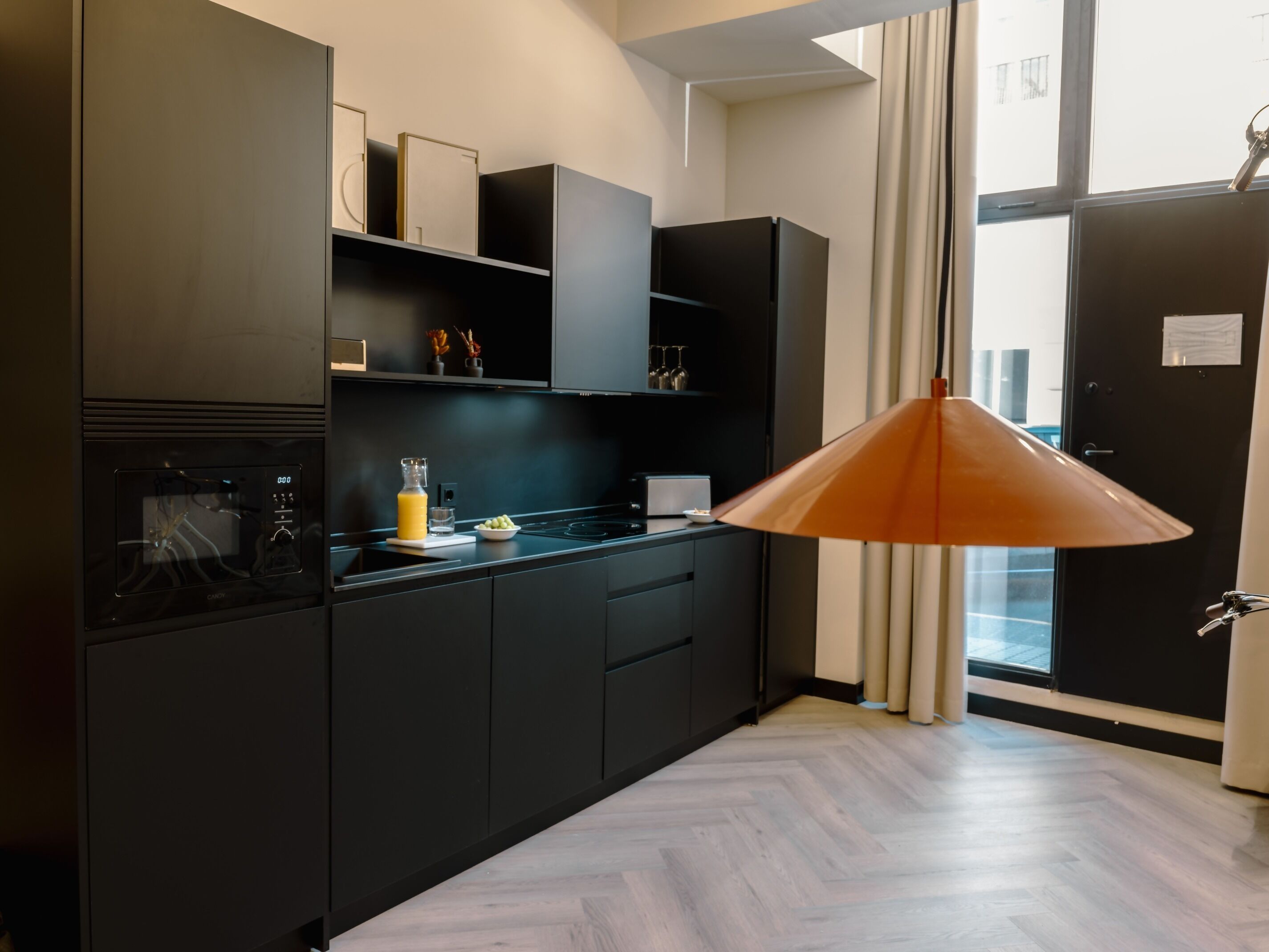 Een microgolfoven, een broodrooster, kookgerei, borden en bestek