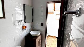 Baita Luxury, balcone, vista montagna | Bagno | Doccia, asciugamani, sapone, carta igienica