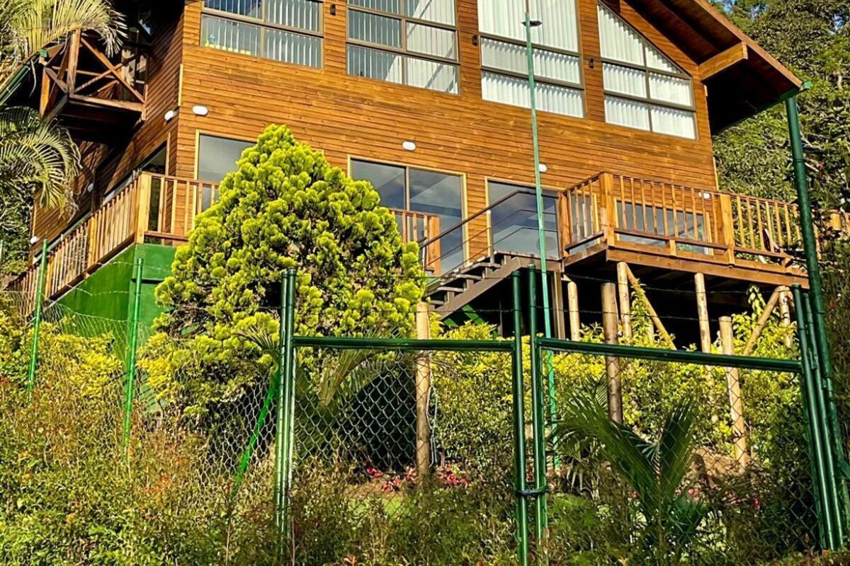 Mökki, parveke, vuoristonäköala | Majoituspaikan julkisivu