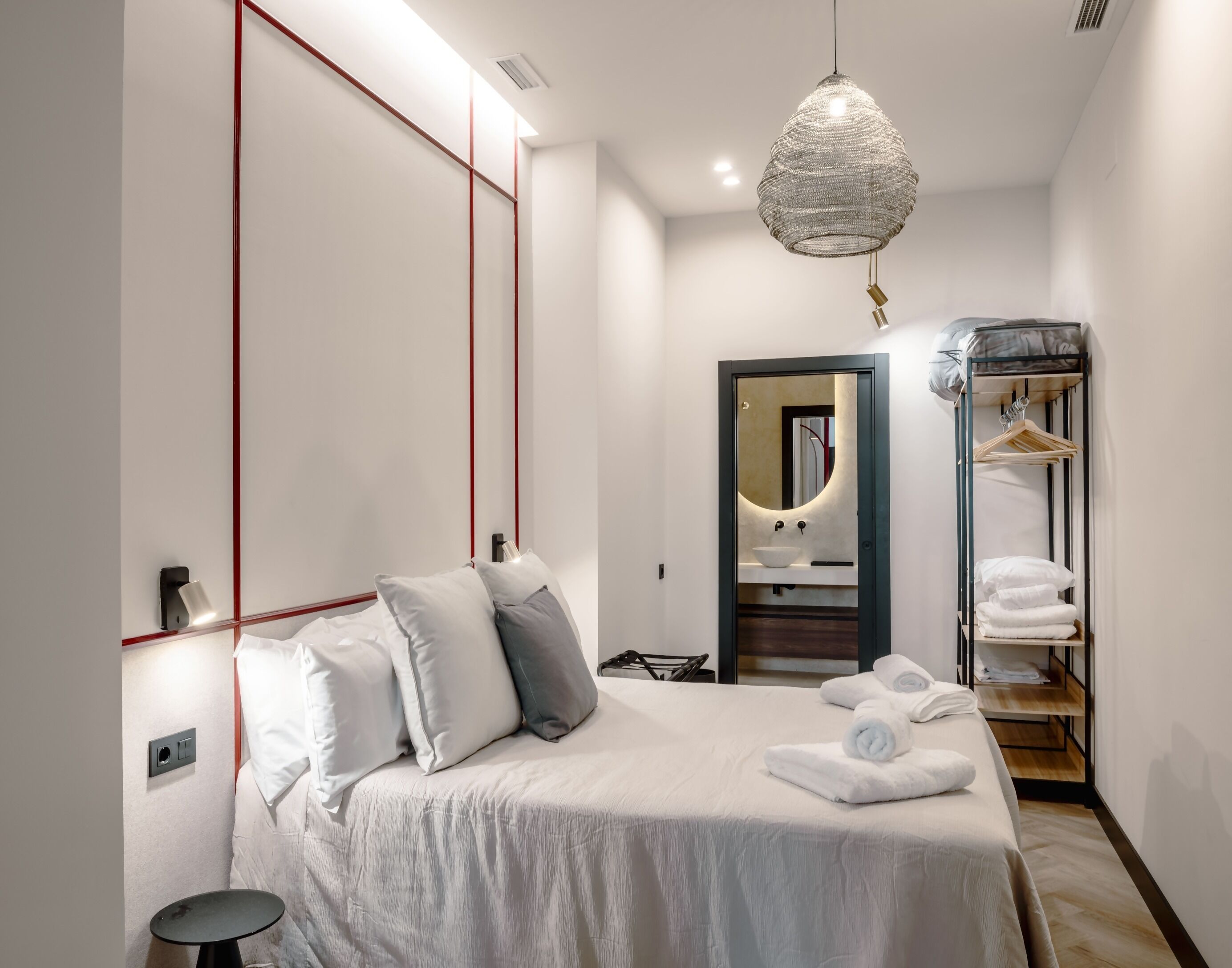 Tabla de planchar con plancha, cuna de viaje, wifi y ropa de cama