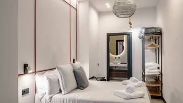 Tabla de planchar con plancha, cuna de viaje, wifi y ropa de cama