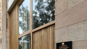 A wooden door with a glass panel and a sign indicating "CASTELAR Jacaranda." - Ginkgo Biloba - Inner Calmness (Badajoz)