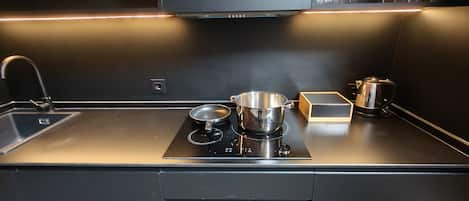 Mikrobølgeovn, brødrister, kjøkkenutstyr og spisebord