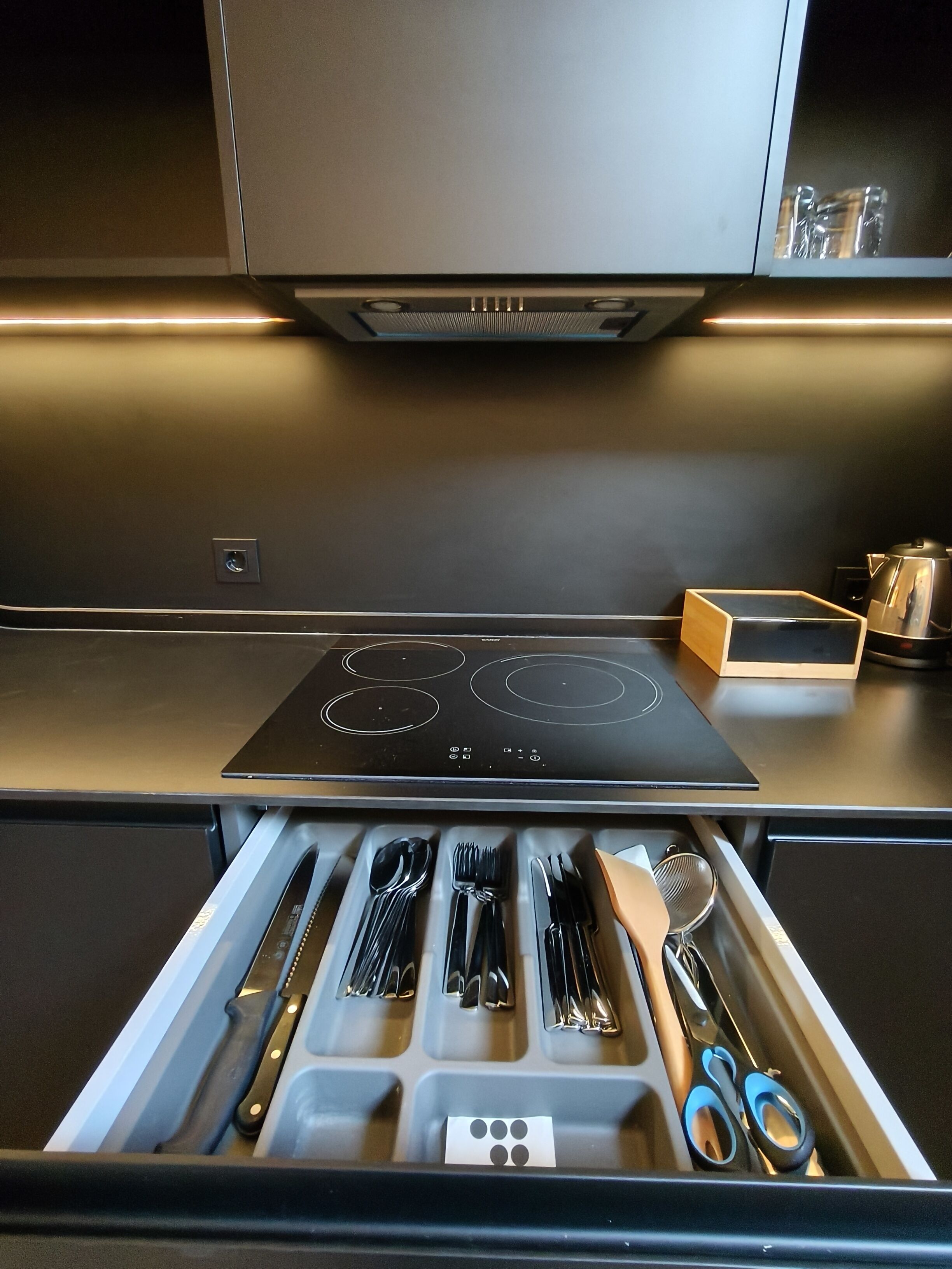 Micro-ondes, grille-pain, batterie de cuisine, vaisselle et ustensiles