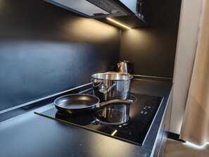 Microones, torradora i utensilis de cuina, vaixella i coberteria 