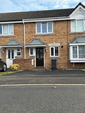 Exterior - 2-Bed Home with Parking, Near Birmingham Airport, NEC & JLR (Birmingham)