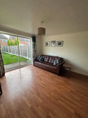 Smart TV - 2-Bed Home with Parking, Near Birmingham Airport, NEC & JLR (Birmingham)