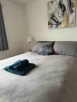 2 bedrooms, iron/ironing board, free WiFi, bed sheets - 2-Bed Home with Parking, Near Birmingham Airport, NEC & JLR (Birmingham)