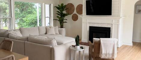 Smart TV y chimenea