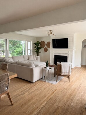 Smart TV, fireplace - Beautiful 3-bedroom house minutes from Swarthmore! (Morton)