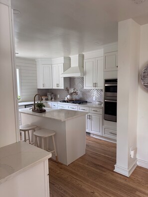 Coffee/tea maker, fridge, microwave, oven - Beautiful 3-bedroom house minutes from Swarthmore! (Morton)