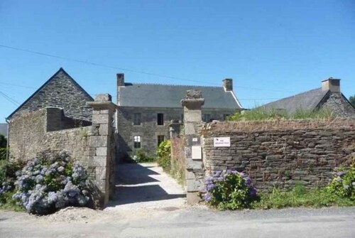 Cloth merchant's house (3 levels).