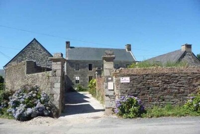 Cloth merchant's house (3 levels).