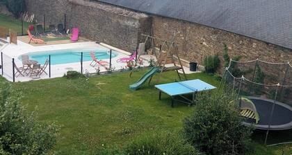 Cloth merchant's house (3 levels).