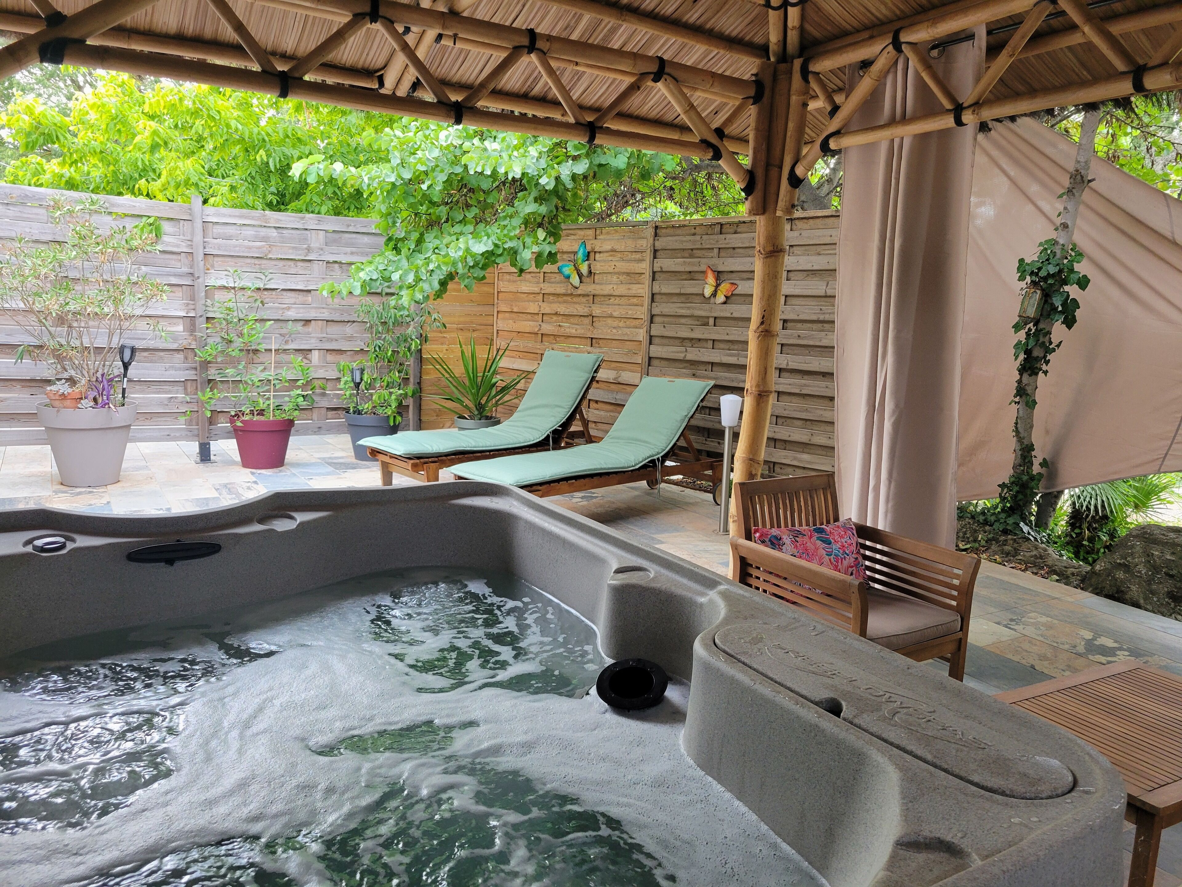 Outdoor spa tub