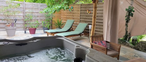 Outdoor spa tub