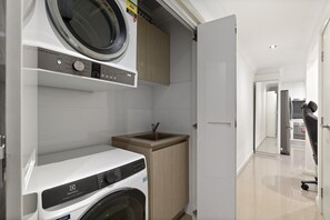 Apartment | Bathroom - Spacious 3-bed Apartment in the Heart of St Ives (Sydney)