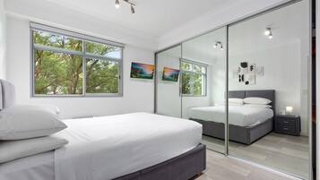 شقة | 3 عدّة غرف نوم ومساحة عمل للكمبيوتر المحمول وملاءات أسرّة