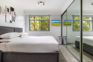 Apartment | 3 bedrooms, laptop workspace, bed sheets - Spacious 3-bed Apartment in the Heart of St Ives (Sydney)