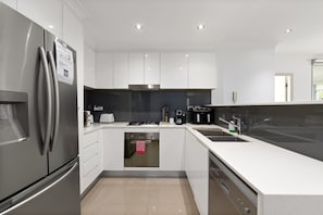 Apartment | Private kitchen - Spacious 3-bed Apartment in the Heart of St Ives (Sydney)