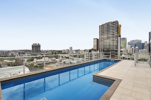 Outdoor pool - Central Apartment With Rooftop Pool & Views (Brisbane)