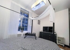 1 bedroom, iron/ironing board, Internet, bed sheets - Luxury 1 Bed Apt in the Heart of Central London. (London)