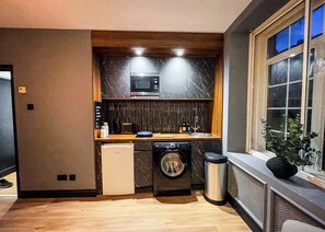 Microwave, dishwasher - Luxury 1 Bed Apt in the Heart of Central London. (London)