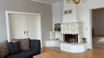 Fernseher, Kamin, Stereoanlage