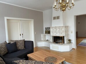 Televisión, chimenea y estéreo 