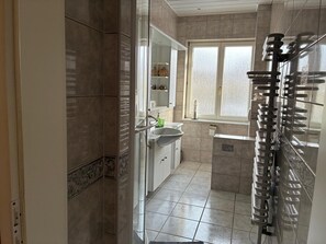 Regadera y secadora de cabello 