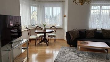 Fernseher, Kamin, Stereoanlage