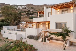 A modern villa with a pool, outdoor seating, and a view of the surrounding landscape. - Eartha Horizon 3BR Villa Private Pool Scenic View (Naxos)