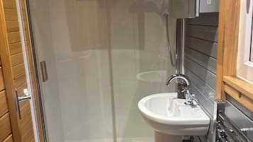 Een haardroger, handdoeken, zeep, toiletpapier