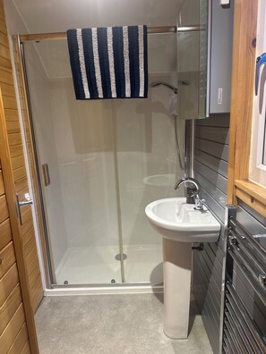 Sèche-cheveux, serviettes fournies, savon, papier toilette