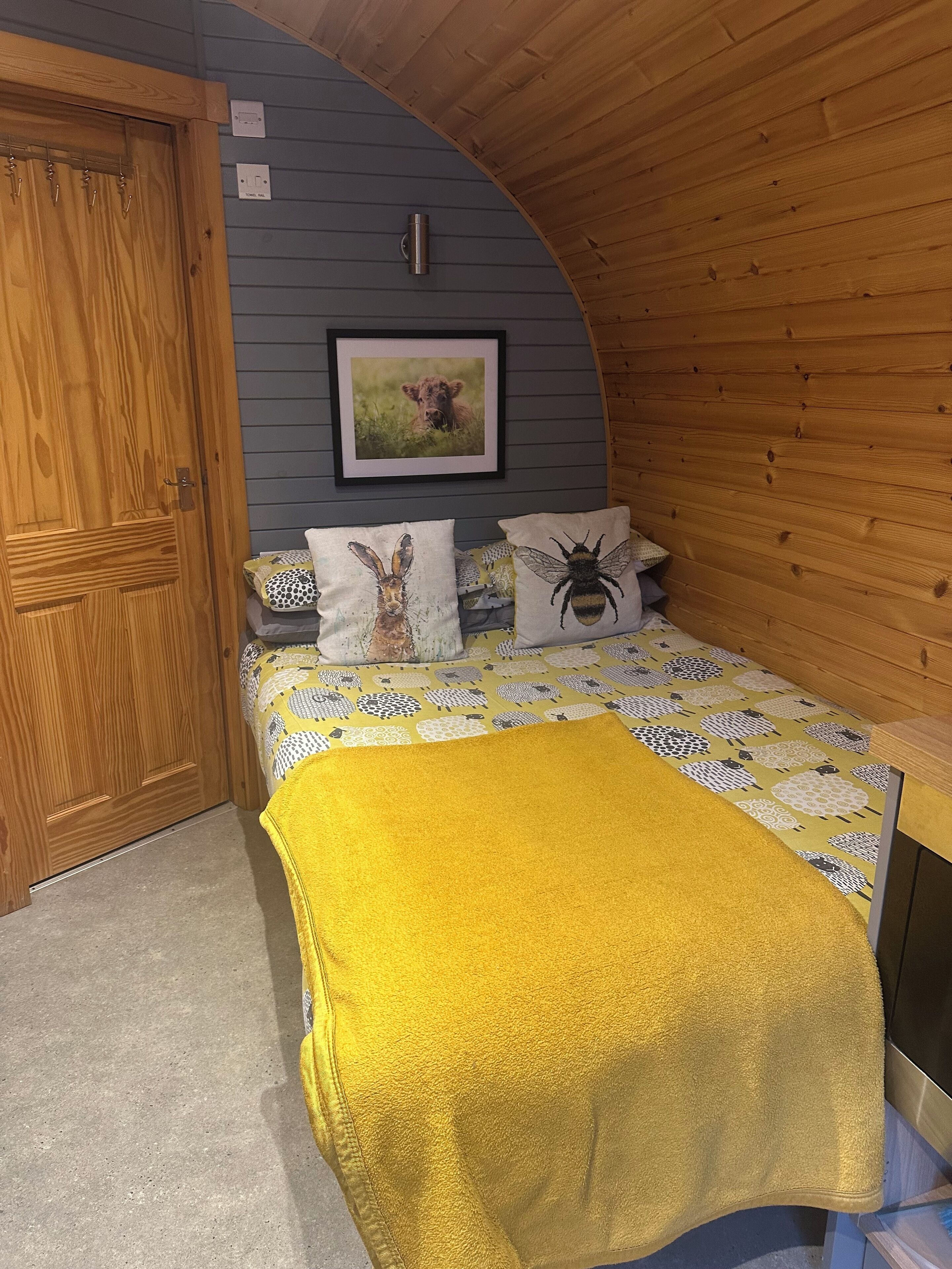 Een strijkplank/strijkijzer, beddengoed