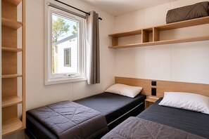 3 bedrooms, WiFi, bed sheets - Mobile Home '6 Personnes' with Shared Pool, Wi-Fi and Air Conditioning (Carry-le-Rouet)