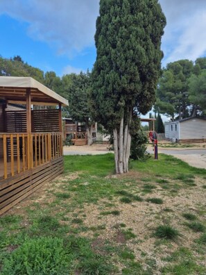 Property grounds - Mobile Home '6 Personnes' with Shared Pool, Wi-Fi and Air Conditioning (Carry-le-Rouet)