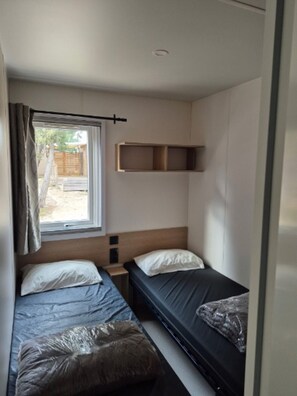3 bedrooms, WiFi, bed sheets - Mobile Home '6 Personnes' with Shared Pool, Wi-Fi and Air Conditioning (Carry-le-Rouet)