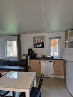 Fridge, microwave, oven, stovetop - Mobile Home '6 Personnes' with Shared Pool, Wi-Fi and Air Conditioning (Carry-le-Rouet)
