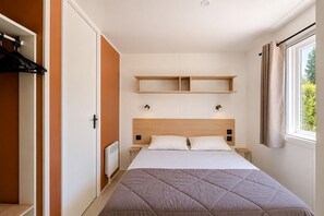3 bedrooms, WiFi, bed sheets - Mobile Home '6 Personnes' with Shared Pool, Wi-Fi and Air Conditioning (Carry-le-Rouet)