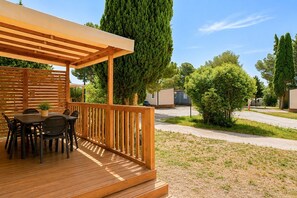 Outdoor dining - Mobile Home '6 Personnes' with Shared Pool, Wi-Fi and Air Conditioning (Carry-le-Rouet)
