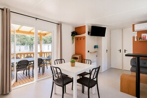 Dining - Mobile Home '6 Personnes' with Shared Pool, Wi-Fi and Air Conditioning (Carry-le-Rouet)