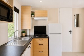 Fridge, microwave, oven, stovetop - Mobile Home '6 Personnes' with Shared Pool, Wi-Fi and Air Conditioning (Carry-le-Rouet)