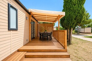 Outdoor dining - Mobile Home '6 Personnes' with Shared Pool, Wi-Fi and Air Conditioning (Carry-le-Rouet)