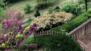 A green field with cows grazing, surrounded by trees and a wooden fence. - Holiday Home “Le Pentadou – Gîte Lou Costalou” with Pool, Private Terrace & Wi-Fi (Felzins)