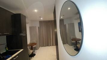 Deluxe Studio Suite, Balcony, City View | Interior