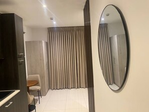 Deluxe-Studiosuite, Balkon, Stadtblick | Innenbereich