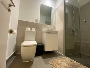 Deluxe Studio Suite, Balcony, City View | Bathroom | Combined shower/bathtub, free toiletries, towels, soap - Unique Abodes (Accra)