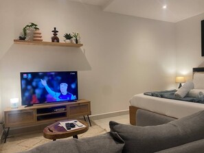 Deluxe Studio Suite, Balcony, City View | Living area - Unique Abodes (Accra)