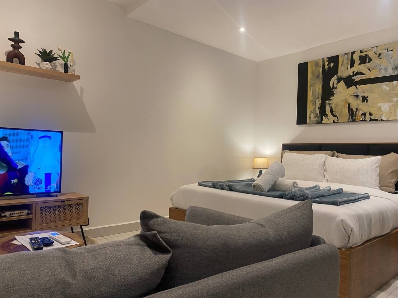 Deluxe Studio Suite, Balcony, City View | Interior